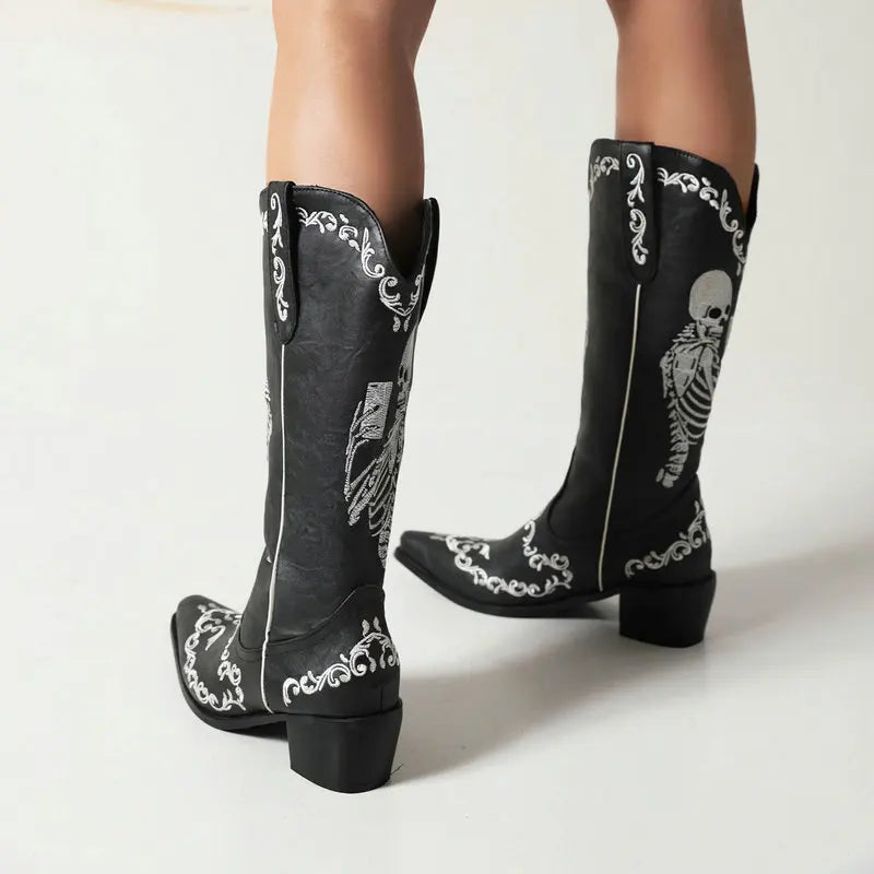 Cowboyboots med broderad skelettdesign och chunky klack