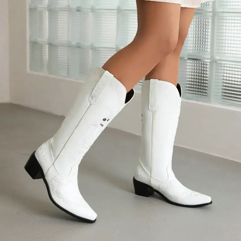 Cowboyboots med broderad skelettdesign och chunky klack