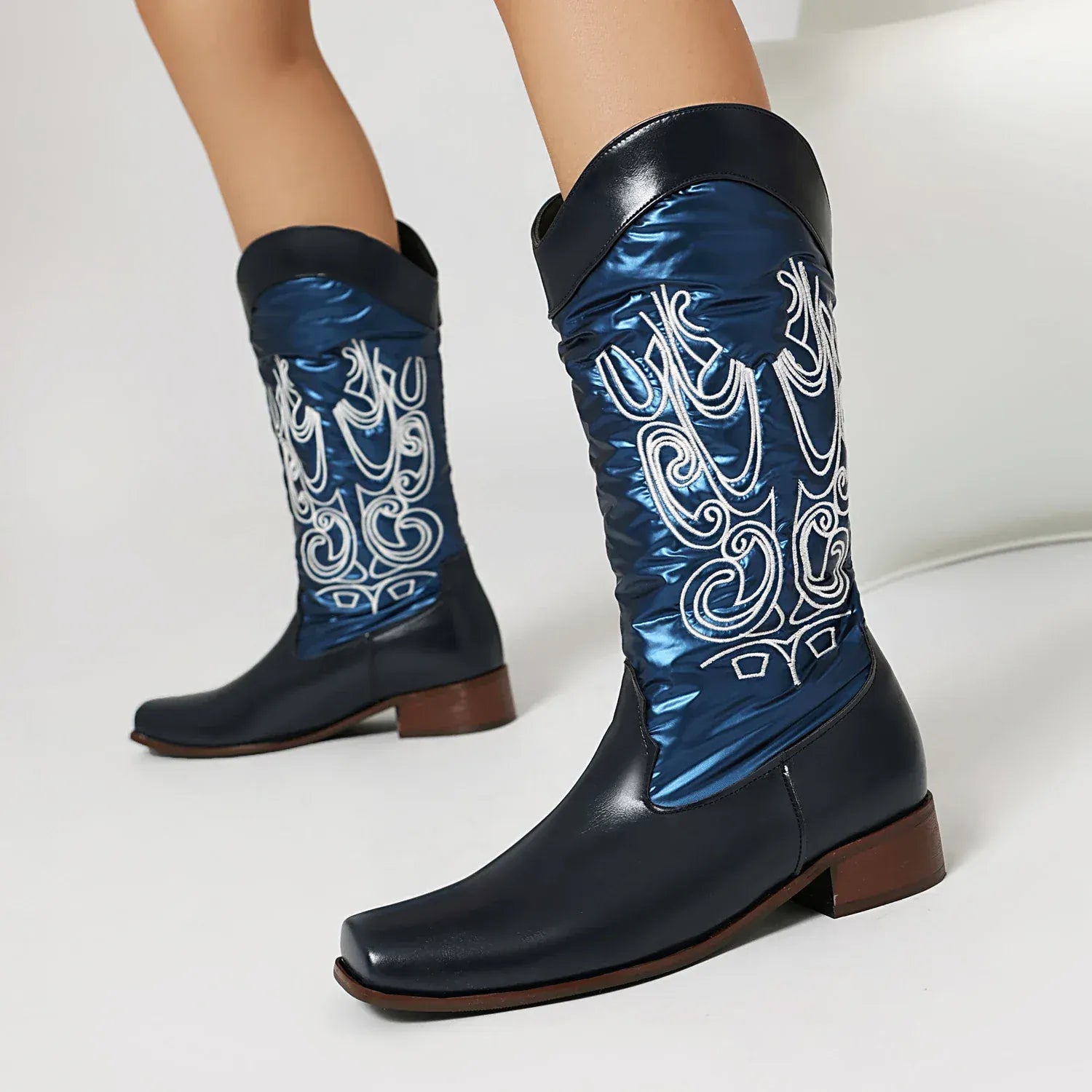 Cowboyboots med elegant broderi och glansig yta
