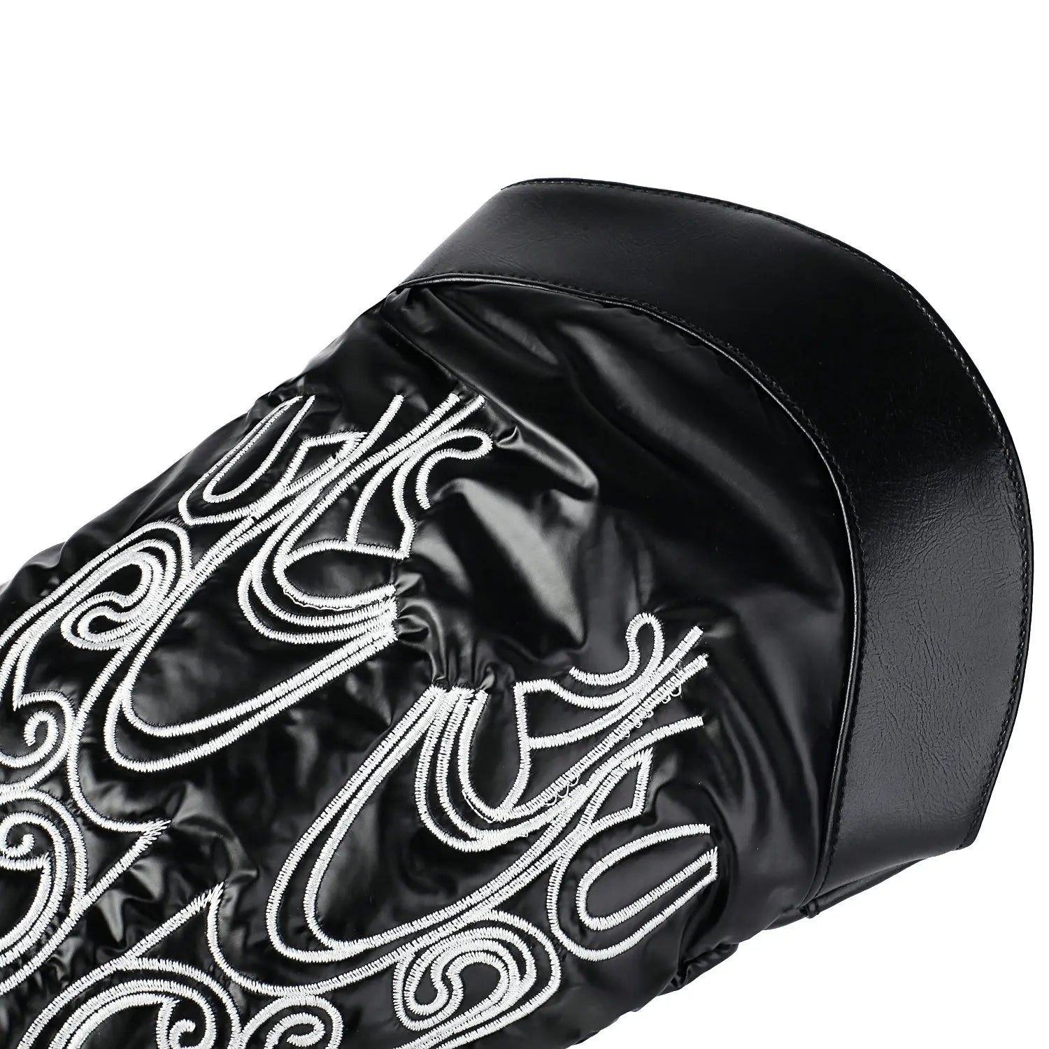 Cowboyboots med elegant broderi och glansig yta