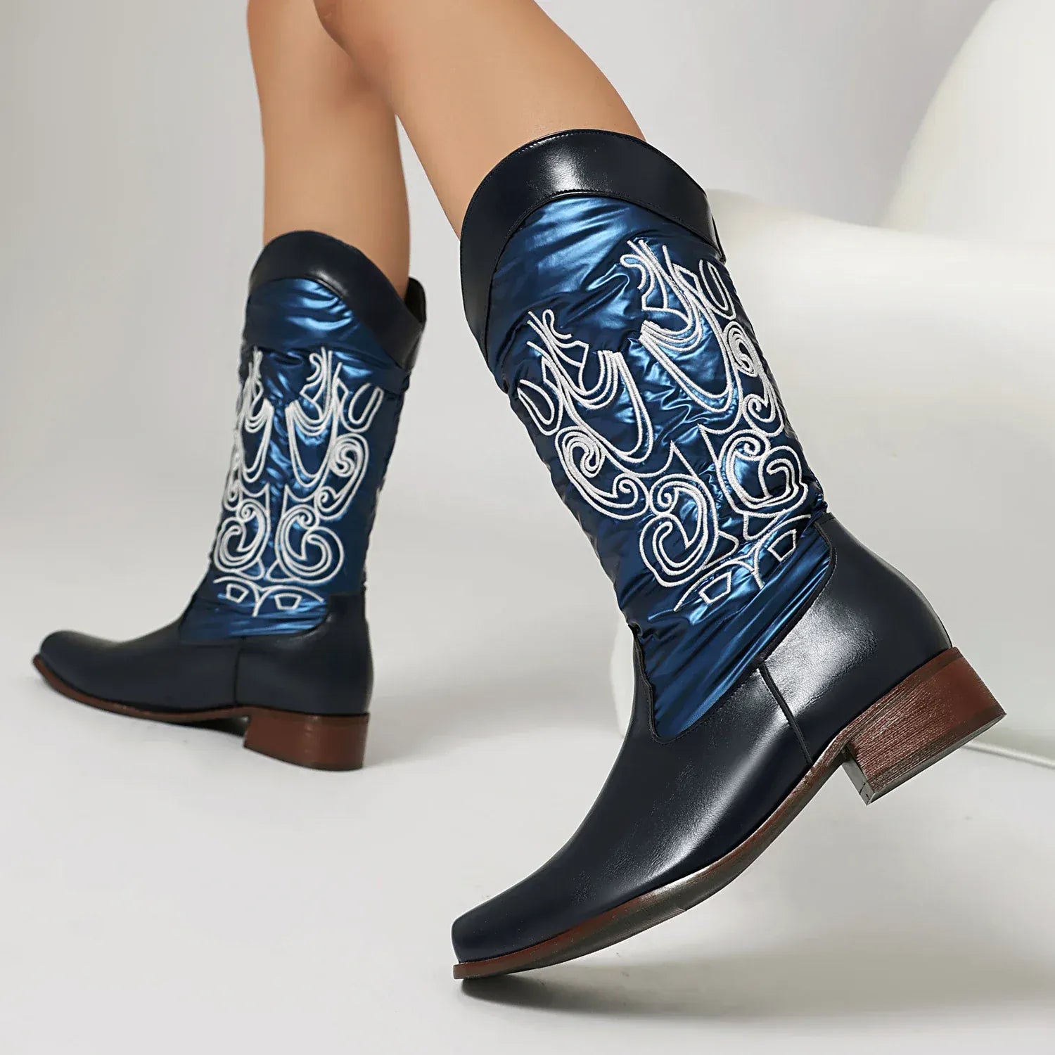 Cowboyboots med elegant broderi och glansig yta