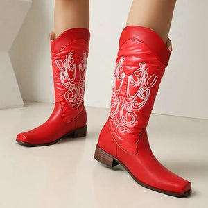 Cowboyboots med elegant broderi och glansig yta