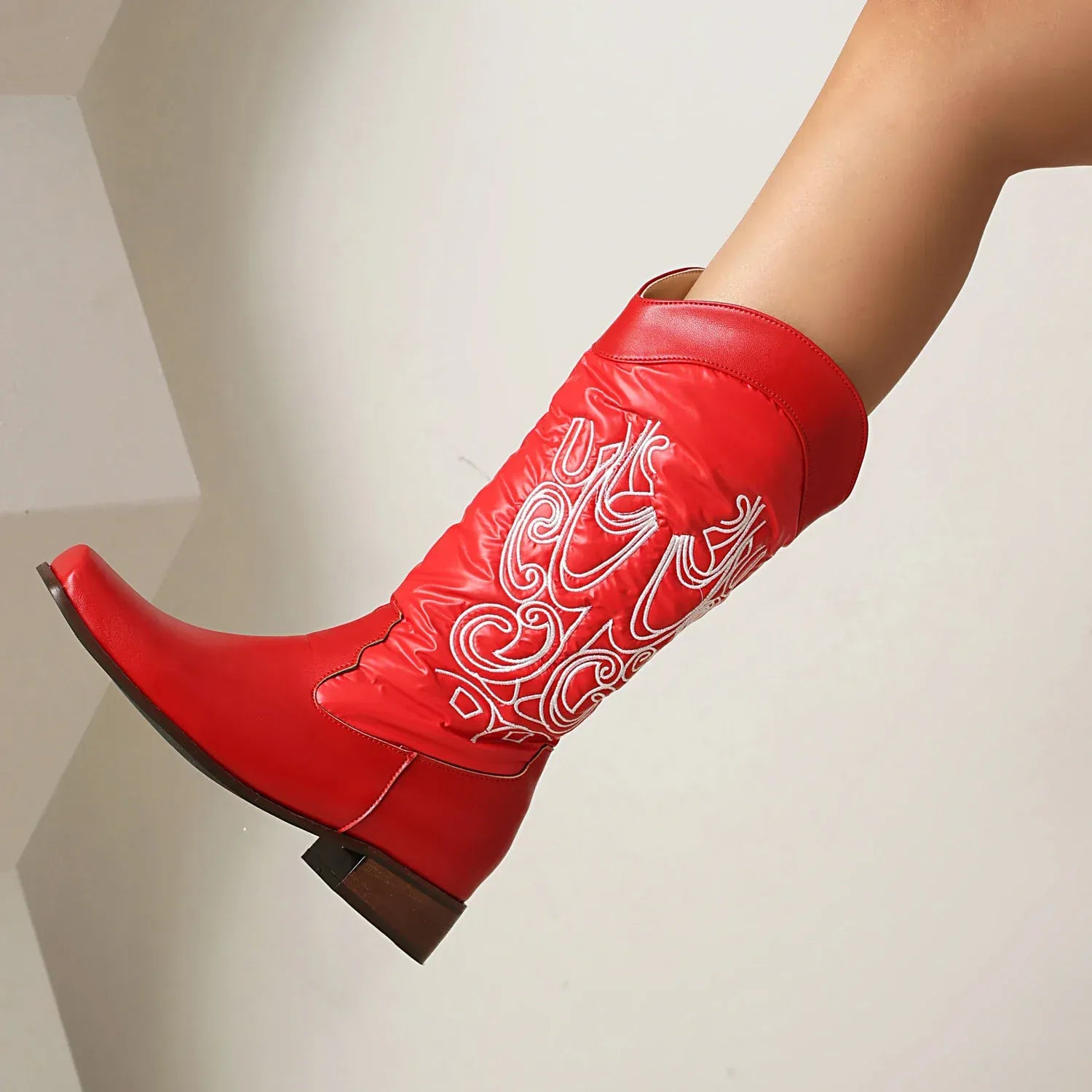 Cowboyboots med elegant broderi och glansig yta