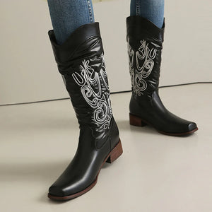 Cowboyboots med elegant broderi och glansig yta
