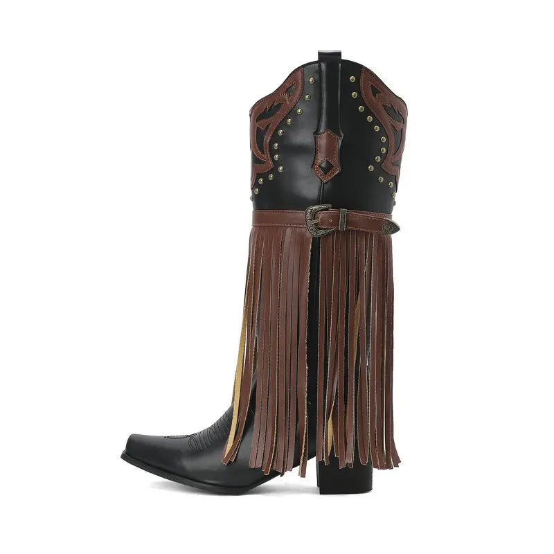 Cowboyboots med fransar och dekorativt spänne i vintage-stil