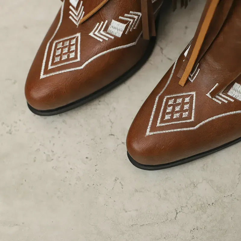 Cowboyboots med tofsar i mjukt läder och broderade detaljer