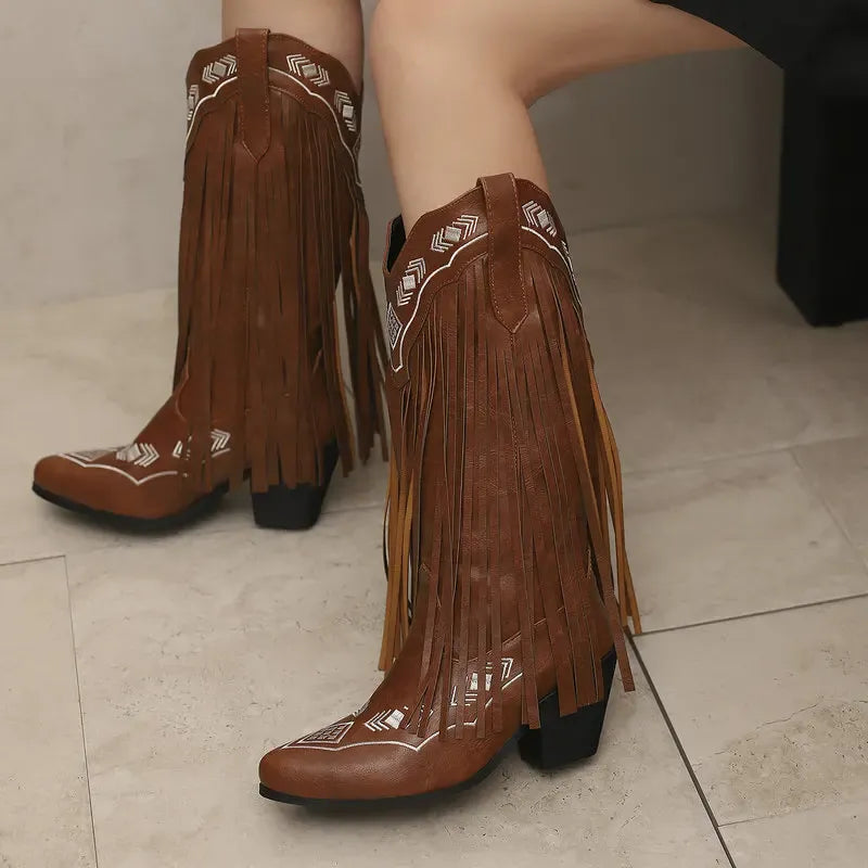 Cowboyboots med tofsar i mjukt läder och broderade detaljer