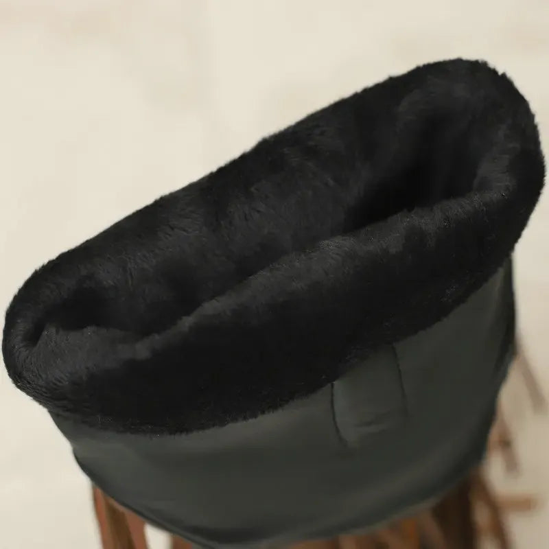 Cowboyboots med tofsar i mjukt läder och broderade detaljer