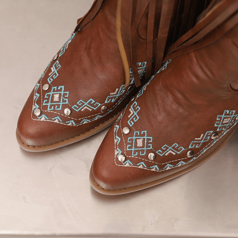 Cowboyboots med tofsar och broderad vintageinspirerad design
