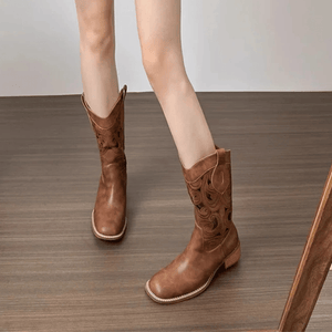 Cowboyboots med utskuren brodyr och stabil klack 4.5 cm