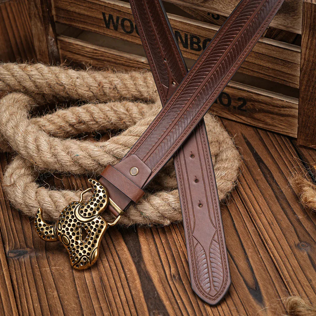 Elegant cowboybälte med gyllene tjurhuvudspänne