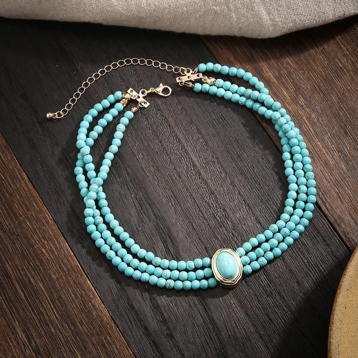 Flerradigt choker-halsband med turkosa pärlor