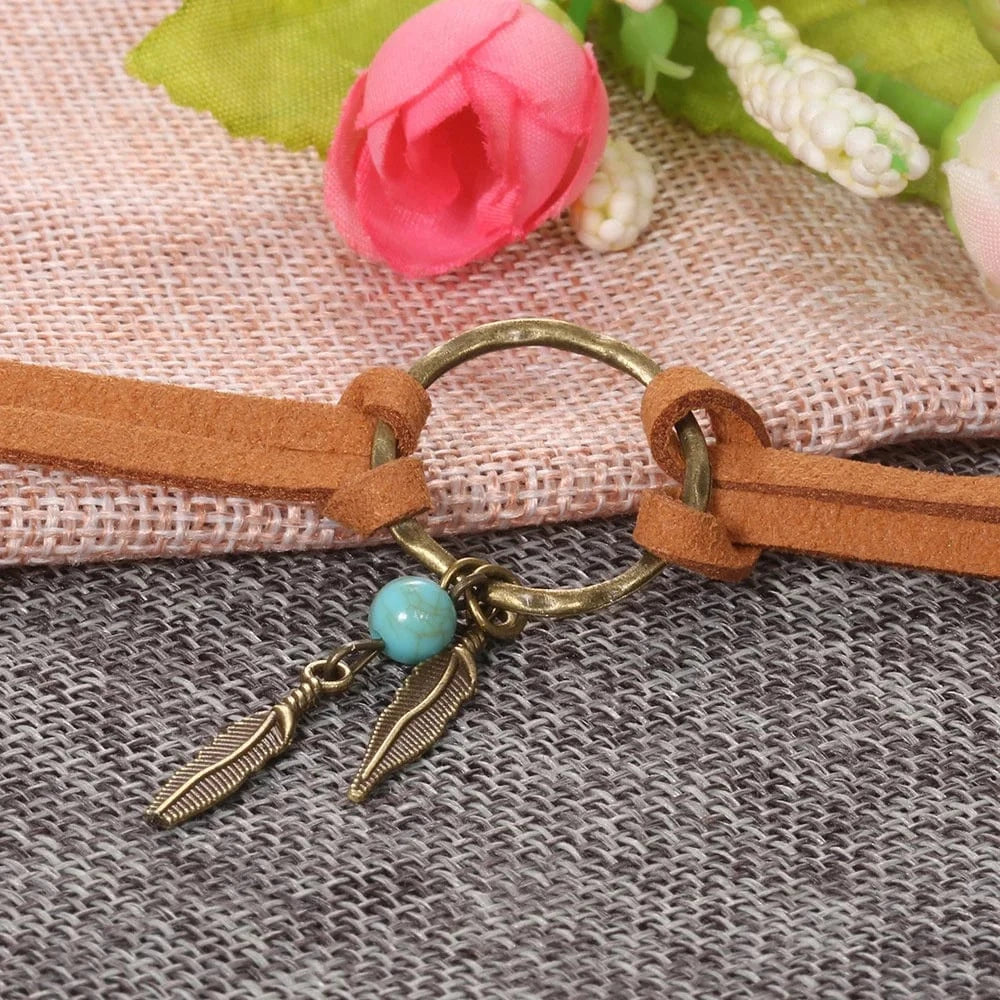 Halsband med ring och fjädrar