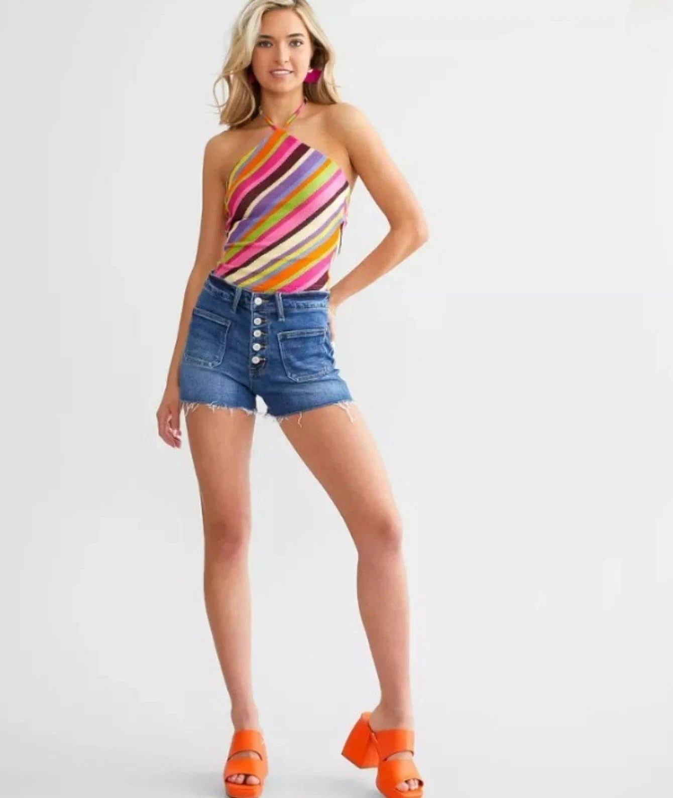 Högmidjade jeansshorts med knappgylf för dam