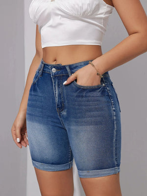 Högmidjade knälånga jeansshorts i skinny fit