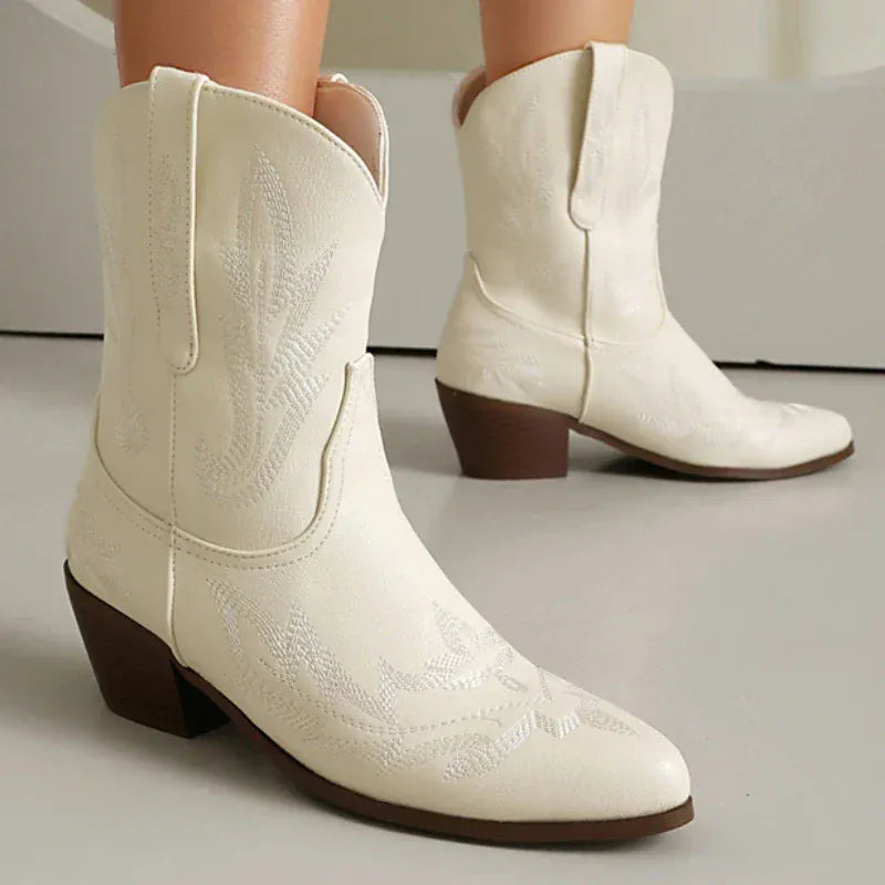 Låga cowboyboots med broderad design och mjuk mockalook
