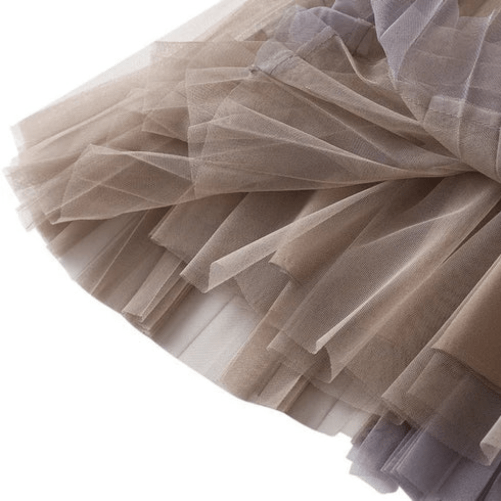 Lång plisserad tyllkjol med asymmetriskt färgblock
