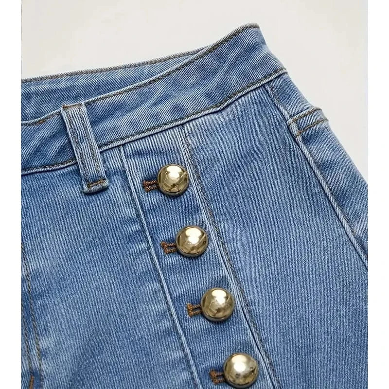 Ljusblå högmidjade vida jeans med dekorativa knappar