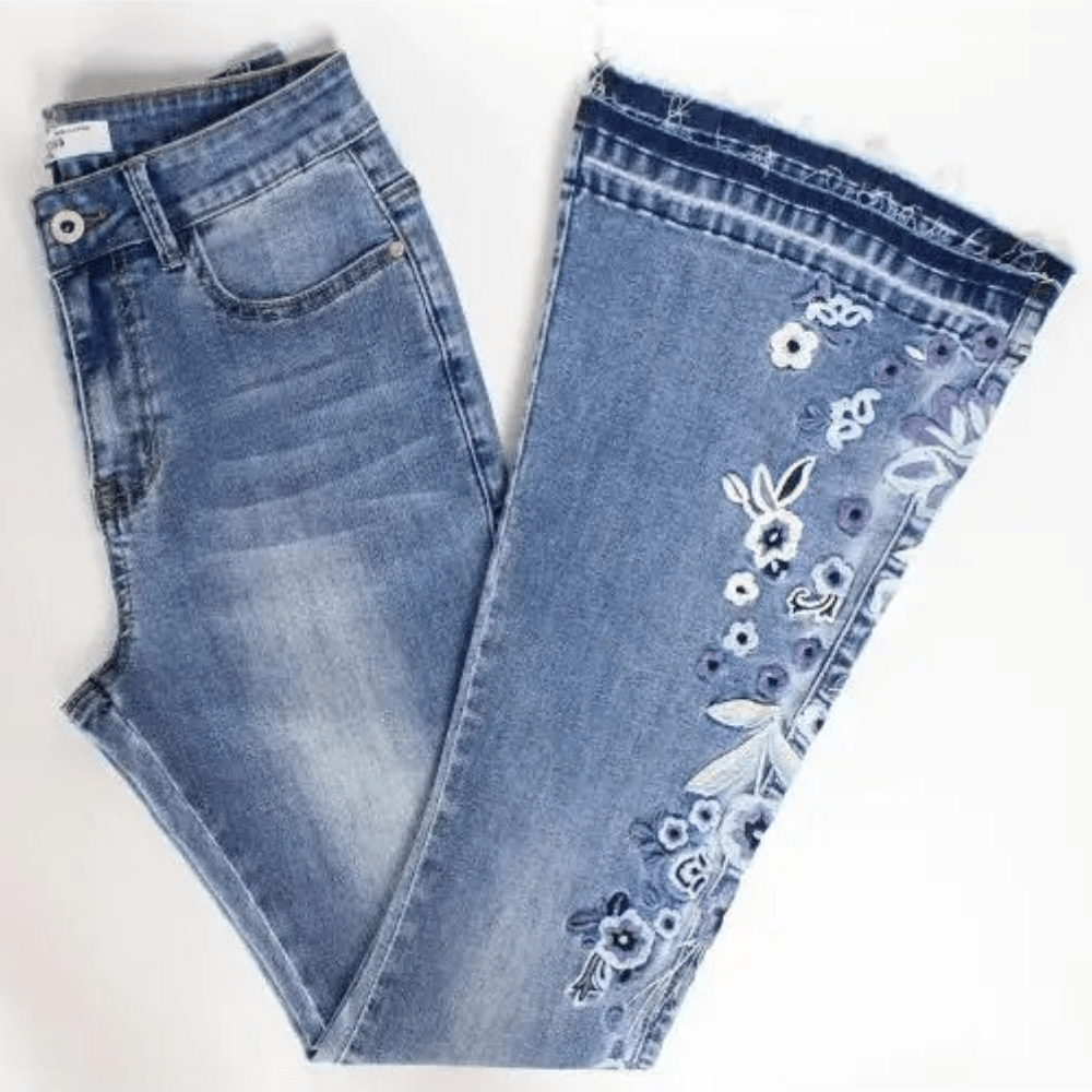 Ljusblå utsvängda jeans dam med blombroderi