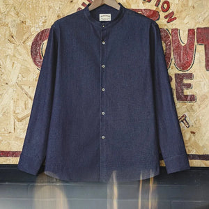 Mörkblå denimskjorta med murarkrage