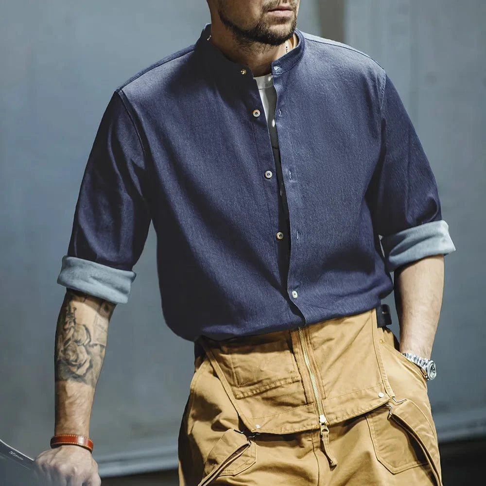Mörkblå denimskjorta med murarkrage