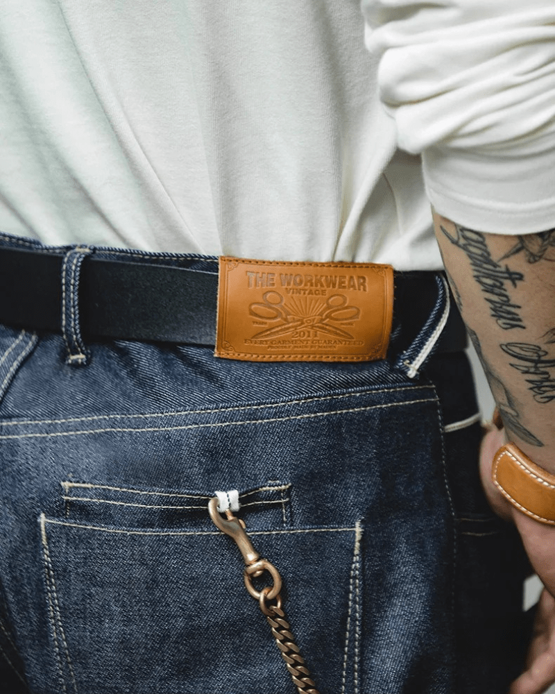 Mörkblå raka selvedge jeans i raw denim