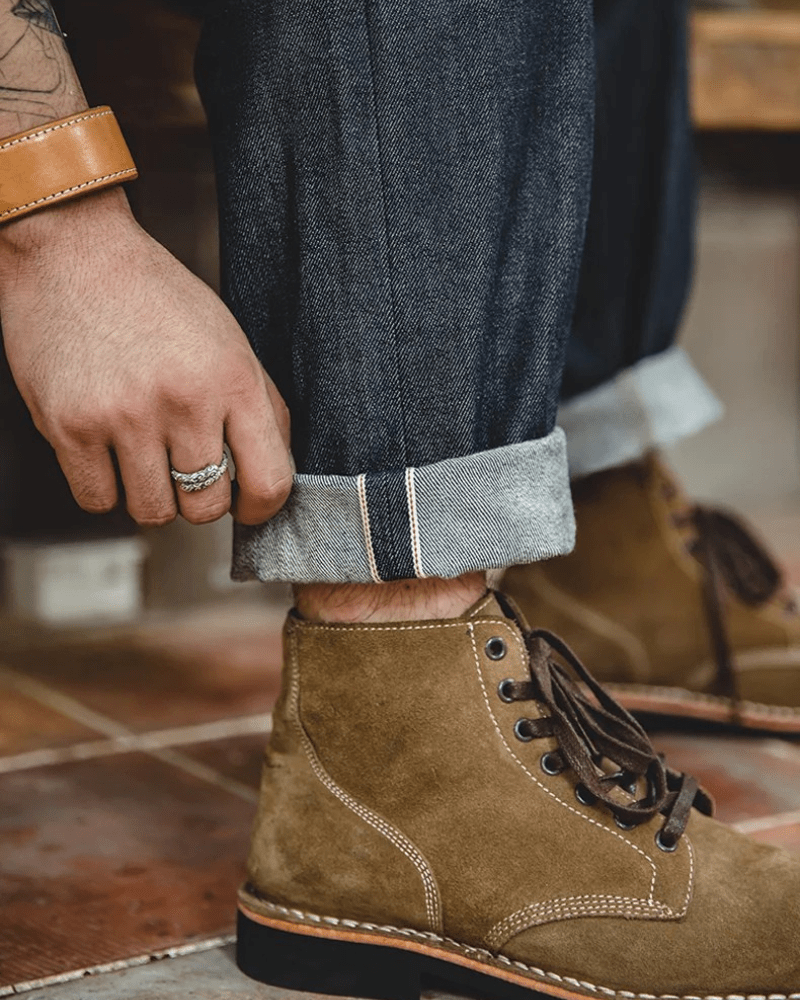 Mörkblå raka selvedge jeans i raw denim
