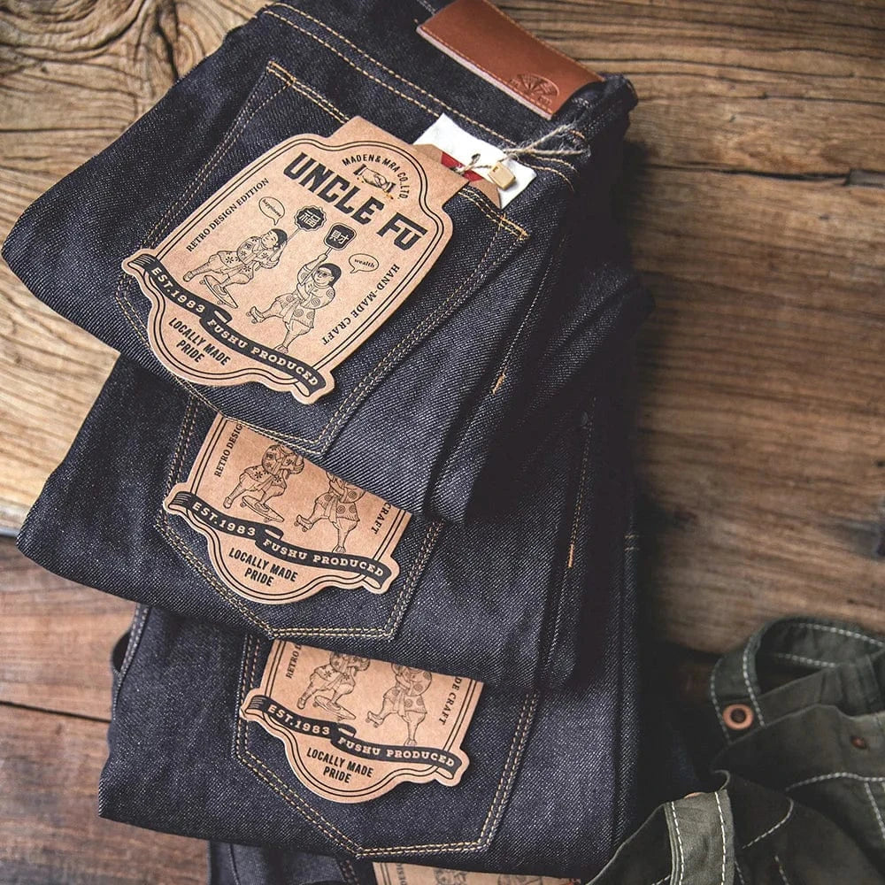 Mörkblå tapered selvedge jeans i raw denim