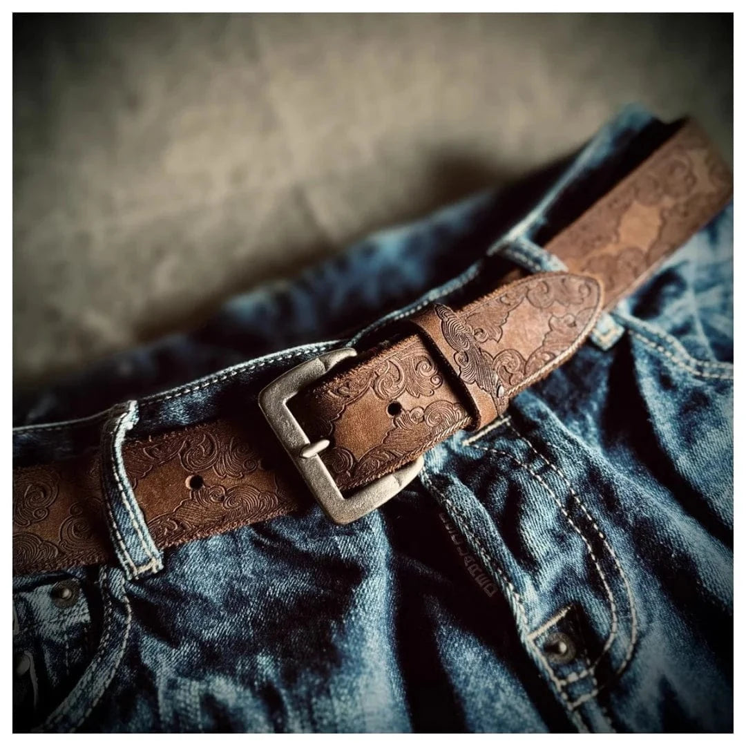 Präglat cowboybälte i äkta läder med mässingsspänne