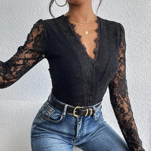 Svart blus i blommig spets