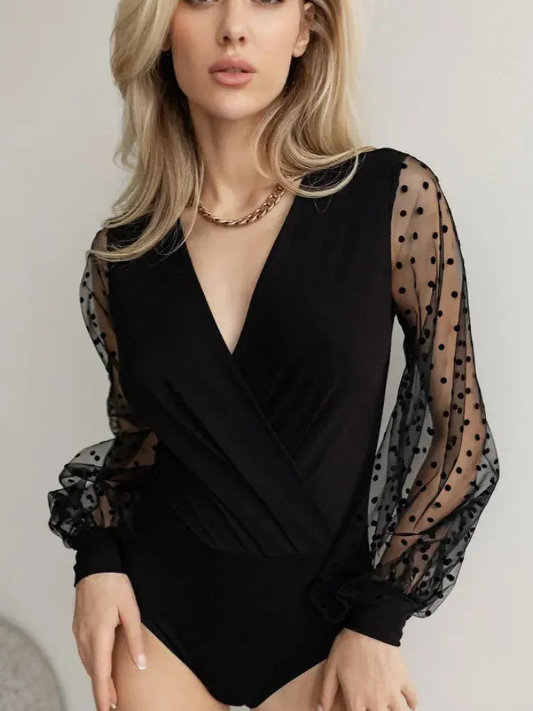 Svart bodyblus med transparenta prickärmar