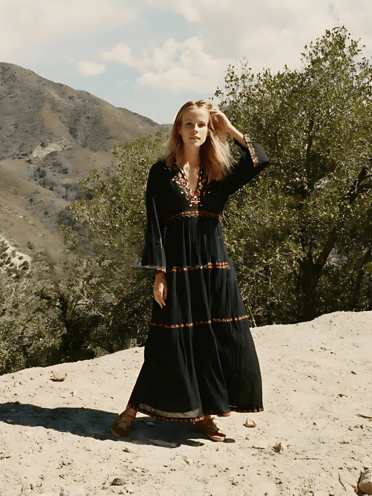 Svart bohemisk klänning med broderi