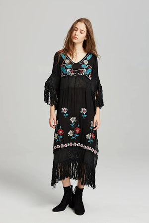 Svart klänning med fransar och broderi