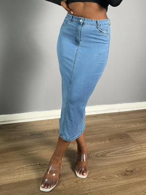 Tajt midi jeanskjol