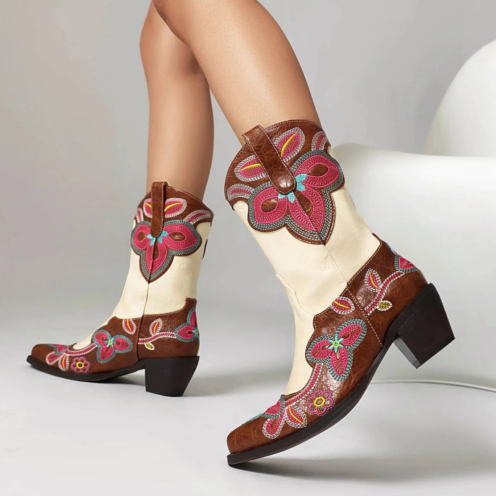 Tvåfärgade Höga Cowboyboots med Blommigt Broderi för Dam