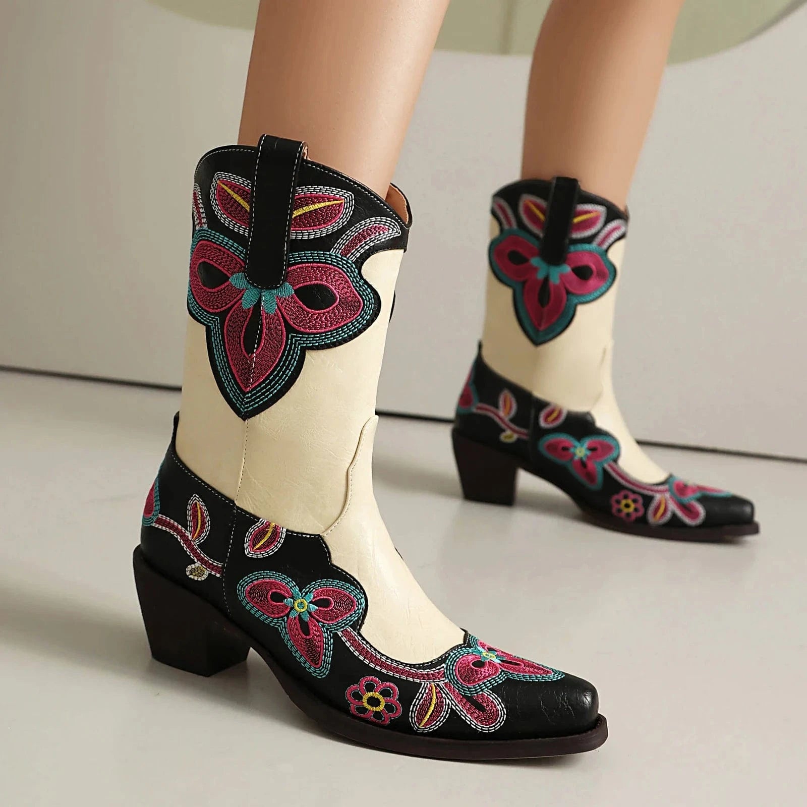 Tvåfärgade Höga Cowboyboots med Blommigt Broderi för Dam