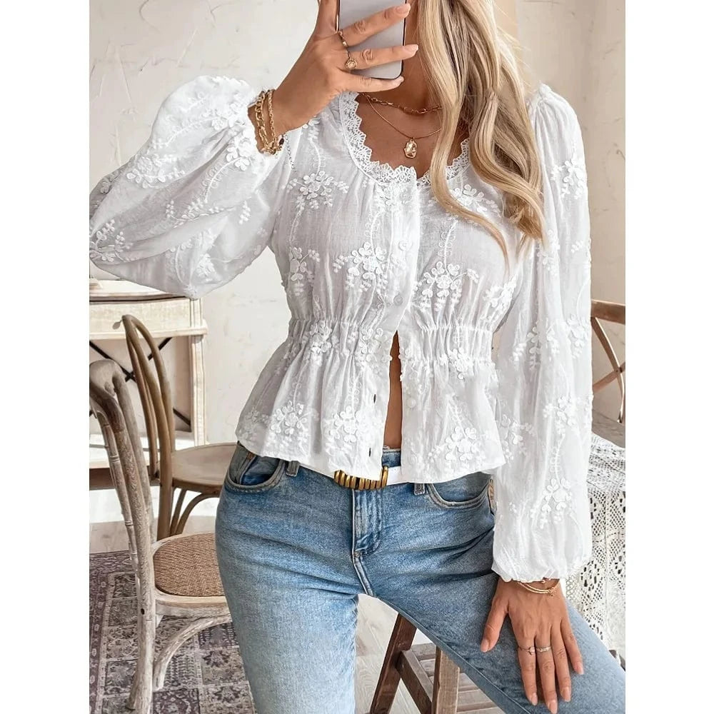 Vit broderad blus i broderie anglaise med ballongärm