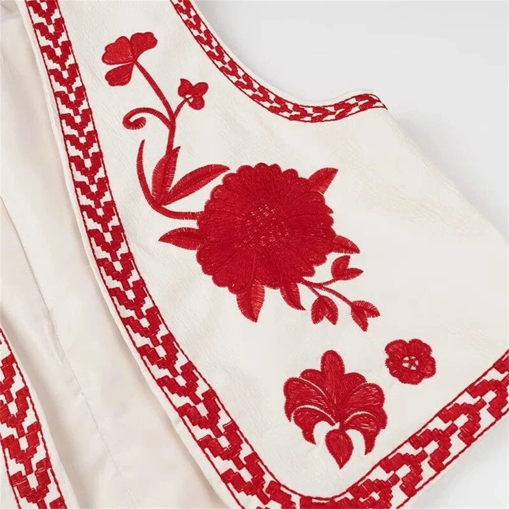 Vit Broderad Väst med Röda Blommor