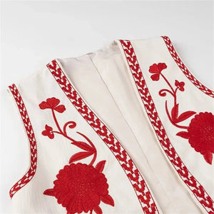 Vit Broderad Väst med Röda Blommor