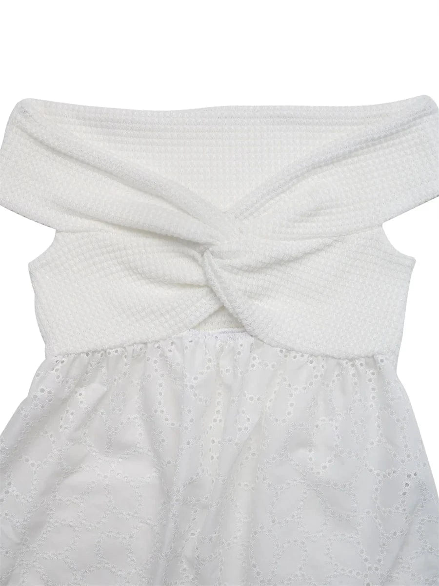 Vit off shoulder-blus i broderie anglaise med knutdetalj