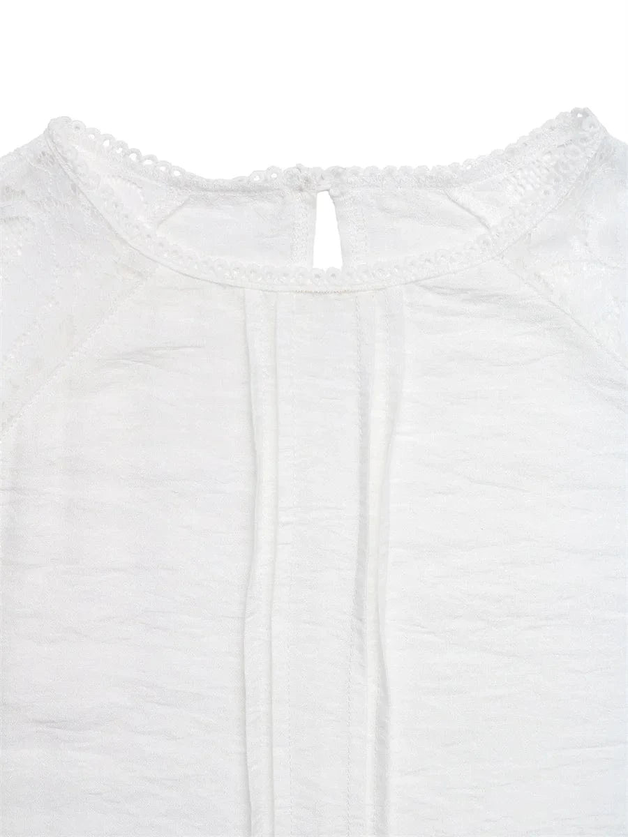 Vit romantisk blus med plisserade detaljer